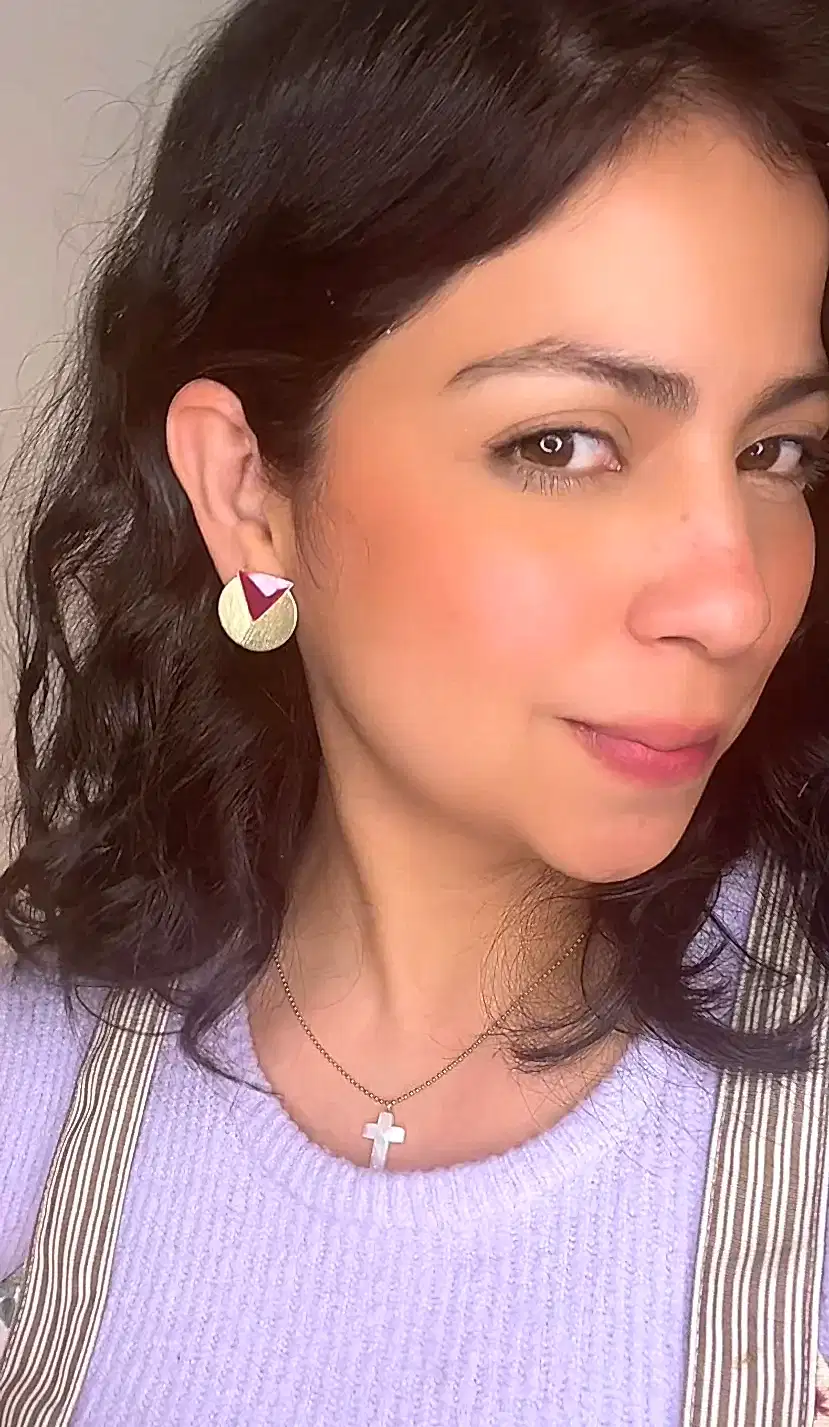 Pendientes de latón Belén en color vino, hechos a mano con resina pintada y detalles geométricos